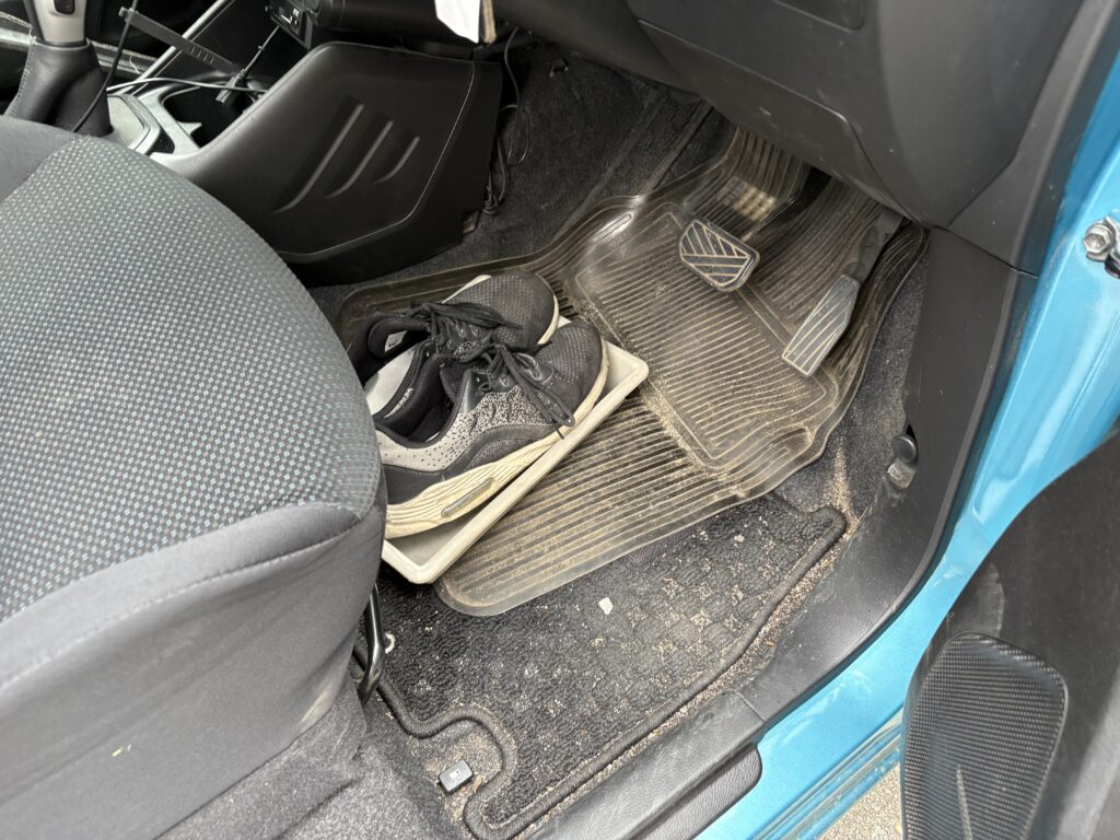 運転席にシューズトレー